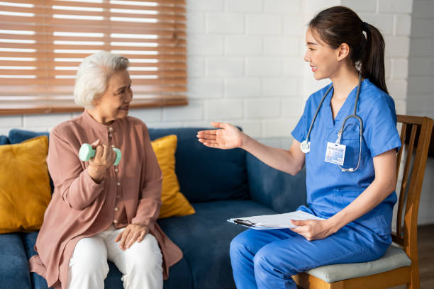 Alzheimer veya Demans Hastaları İçin Evde Bakım Süreci ile  ilgili bilgiler içermektedir.